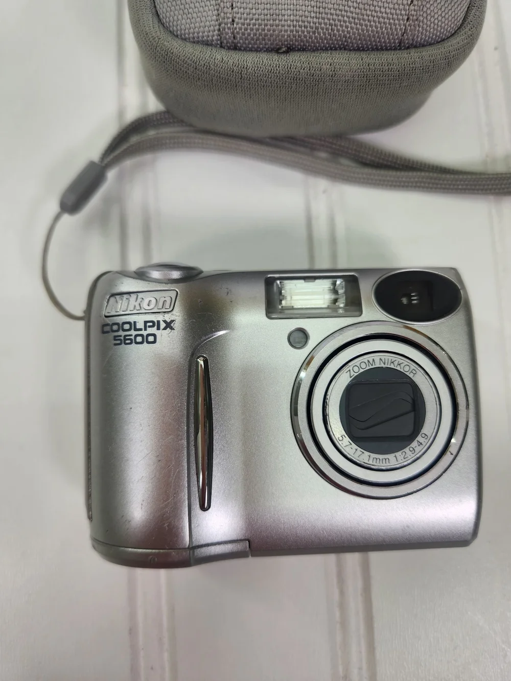 Nikon Coolpix 5600 5.0MP Digital Camera - Silver with Case & Wrist Strap